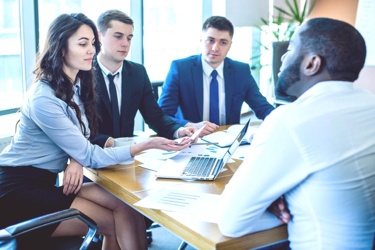 Finanzplanung Arbeitsplatz mit Dokumenten und Laptop